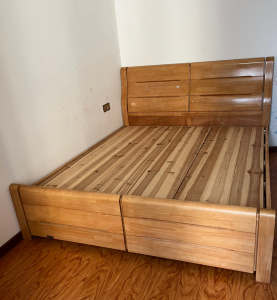 联乐 纯实木床架1200元出 加厚床垫1200元出 九成新