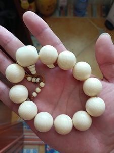 000人付款淘宝猛马牙雕刻的手串,品质如图,全新的,黄色的是蜜蜡珠子