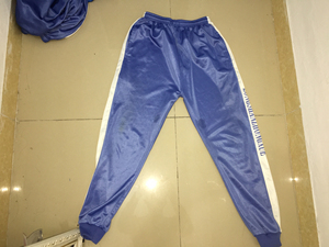 一套绝版金光绒滑料广东省中山市龙山中学校服.七成新,裤子后面