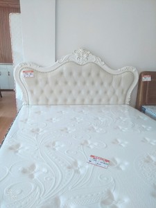 实木床，简约现代风格，欧式实木床白色1.8米.，床头床尾都是