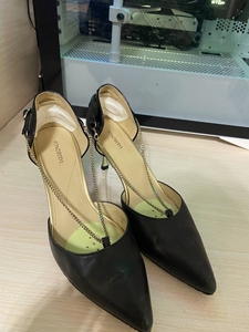 百盛买的2厘米高跟鞋,鞋码225