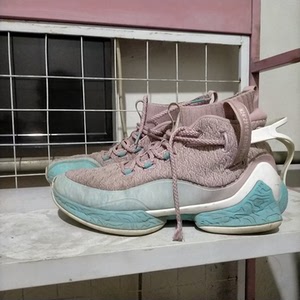 安踏篮球鞋ufo天体二代实战鞋,平时打个野球还是可以的.不求