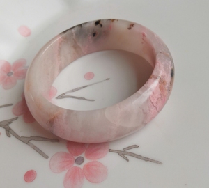 蔷薇辉冰粉全玉化手镯,有俏色,也正是这点俏色衬托的更好看了