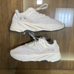 adidas yeezy 700 奶白 米白色 椰子 复古