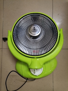 小霸王电暖器家用电取暖器可摆头电热器立式小太阳烤火炉