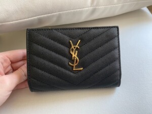 ysl/圣罗兰 女士小号字母标志颗粒纹理压花皮革信封钱包女