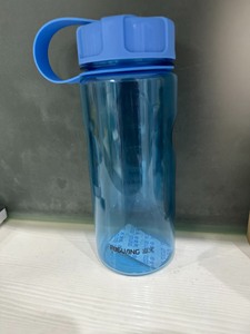 全新水杯---出一款蓝盖的富光塑料水杯，杯身透明，杯底为蓝色
