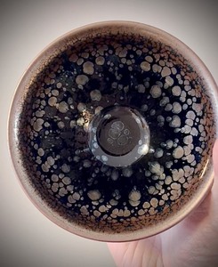 建盏挥泪放大漏【12口点茶盏-余国彬焦金油滴-黑底银斑油滴】