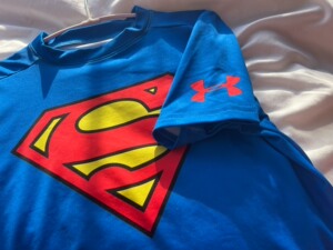 安德玛ua,超人女短袖,s码,穿过两次,衣服上有轻微的瑕疵