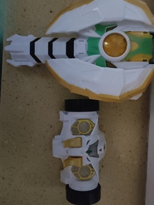 铠甲勇士象帅玩具,召唤器60武器40,有要私聊.(这个人是个