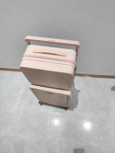 两个行李箱，粉红色和白色的。双层的。只用过一次。