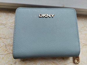 DKNY十字纹牛皮短款钱包