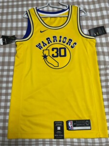 库里球衣,白袜子之后下一年又出了黄袜子,当时杜兰特还在,海啸