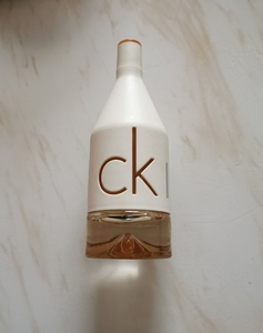 ck香水喜欢你女士香水100ml的,还剩下一半的样子也就是5