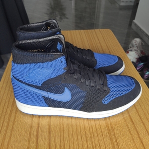 aj1黑蓝编织,码数44,上脚两次,基本全新,看鞋底就知道了