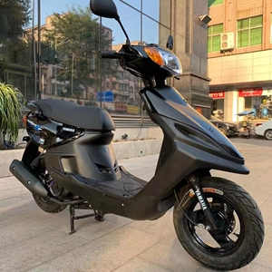 铃木100cc摩托车