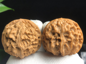 文玩核桃苹果园,皮质超好,圆球一对,山地球形,产自太行山脉