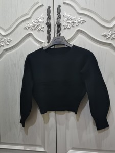 黑色灯笼袖圆领毛衣，很舒服的料子，s码，衣长45cm，胸围平