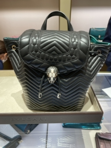 宝格丽双肩包,一个黑色一个白色,全新全套国现～可以接受验货宝