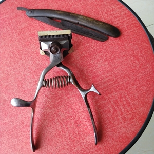 上一辈理发师使用之工具,上海双箭牌老式理发手推剪一把,剃须刀