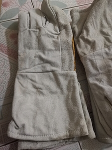 厂里发的电焊手套,还有五双,10元一双,不包邮_阿里巴巴找货神器