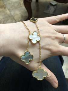 六花四叶草项链 不规则四叶草 白贝母灰贝母黑玛瑙组成,色彩非