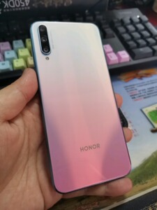 华为手机honor荣耀20青春版,128g内存,运行流畅,功