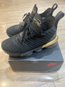 耐克詹姆斯16黑金篮球鞋_阿里巴巴找货神器