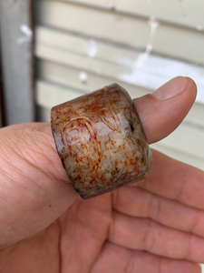 明代和田玉扳指,指径1.9厘米,玉质细腻油润,云纹雕工洒脱飘