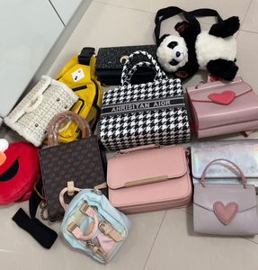 搬家清物,一堆包包,10-15r一个,买的时候最便宜的30r