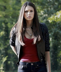 收拾旧衣服的时候发现一件13年买的吸血鬼日记女主,埃琳娜同款