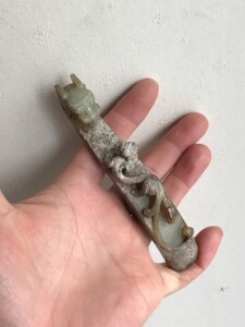 青白玉浮雕苍龙教子玉带钩 汉代高古玉 玉质为和田青白玉 器形