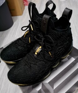 nike耐克lbj詹姆斯15代黑金篮球鞋,码数:44码,全掌