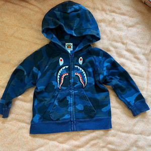bape 儿童鲨鱼头卫衣外套,里面有点薄绒,春秋季最适合穿!
