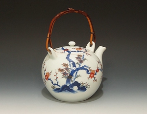 重要无形文化遗产 十二代酒井田柿右卫门 [染锦梅花纹茶壶]