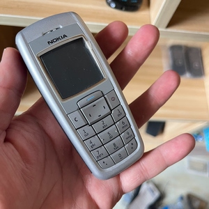 全新库存下来的诺基亚2600手机,一电一充,正常使用.支持移
