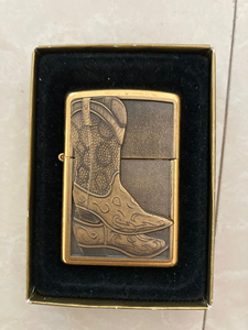 zippo03年万宝路马靴,惊喜贴章,全新未使用,轻微储存痕