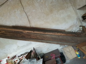 桐树板，厚3到5厘米长4到5米有二十块左右这只是一半不到