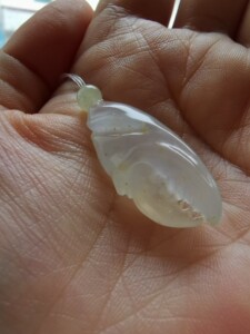 天然冰黄洒金蟹钳翡翠吊坠