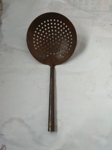 铁漏勺,民俗老物件,丰达牌有款,尺寸大小看图片,品相如图,偏