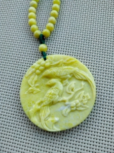 菜花玉雕刻吊坠链,毛衣链,颜色鹅黄,无黑点,天然矿石有特性