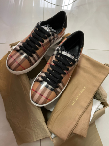 巴宝莉格子运动鞋