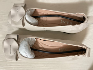 芭妮真皮浅口小皮鞋女鞋,38码,穿过两三次,鞋跟处有轻微划痕