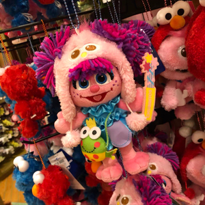 求购一只日本环球影城全新芝麻街abby带帽毛绒公仔挂件