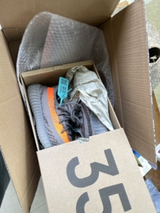 000人付款淘宝yezzy350黑天使穿了五六次,四百多入的,吃灰,不知道