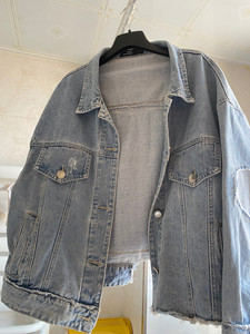 依尚街区牛仔外套,9成新,实体店购入,衣服比较宽松,图片为实