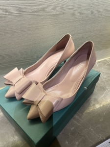 粉色小羊皮高跟鞋