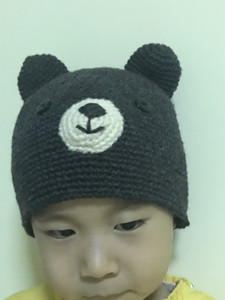 纯手工编织小熊帽子，适合3～4岁左右的宝宝，我钩的能盖住耳朵