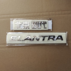 悦动后备箱字母标