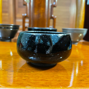 张永华建盏,小禅定杯,宁字底款,黑底幽蓝水母滴,压手感明显